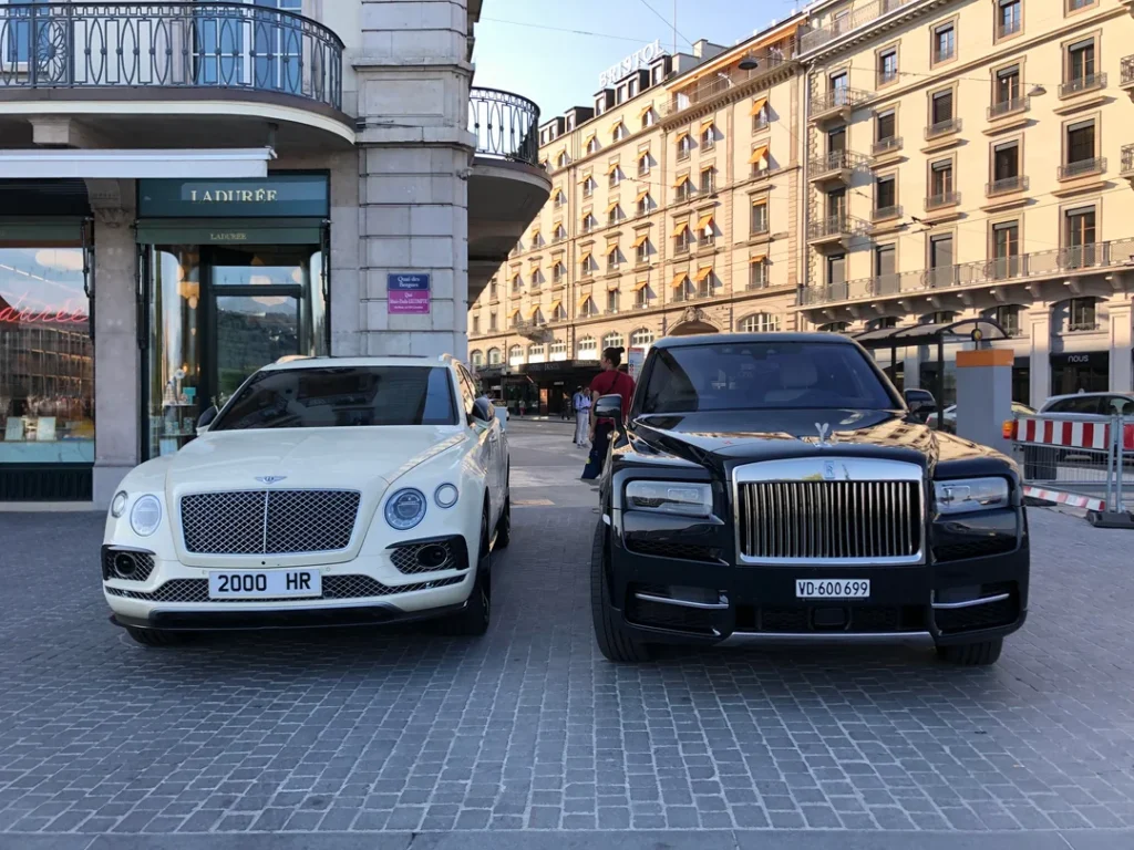 Bentley Bentayga vs Rolls-Royce Cullinan: The Ultimate Luxury SUV Showdown 3 Bentley Bentayga vs Rolls-Royce Cullinan
